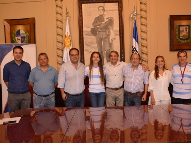 La Secretaría Nacional y la Intendencia de Paysandú firmaron importantes acuerdos y homenajearon a la atleta de oro, Manuela Rotundo.