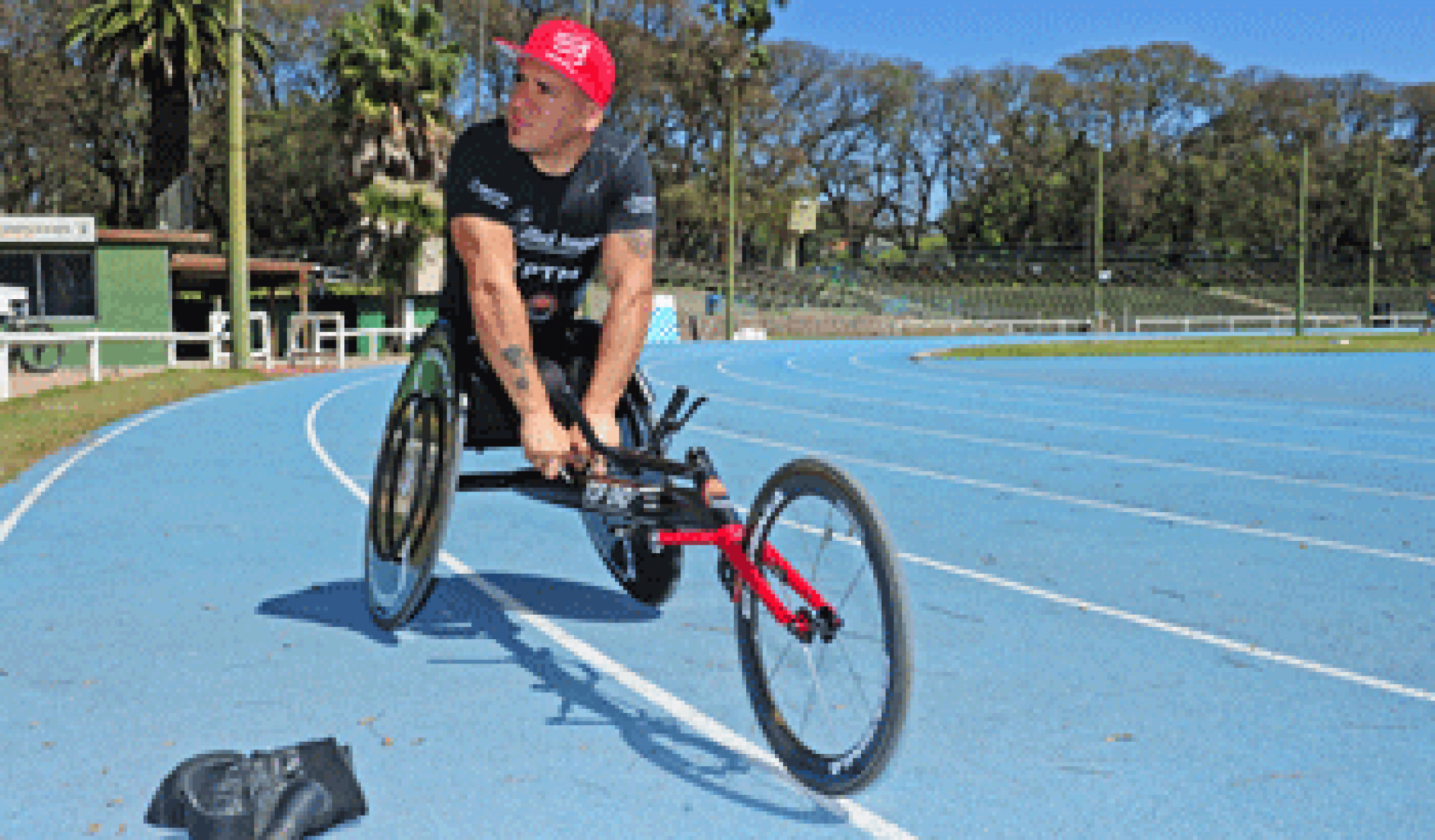 Secretaría Nacional del Deporte adquirió una silla de atletismo para el competidor paralímpico Eduardo Dutra.