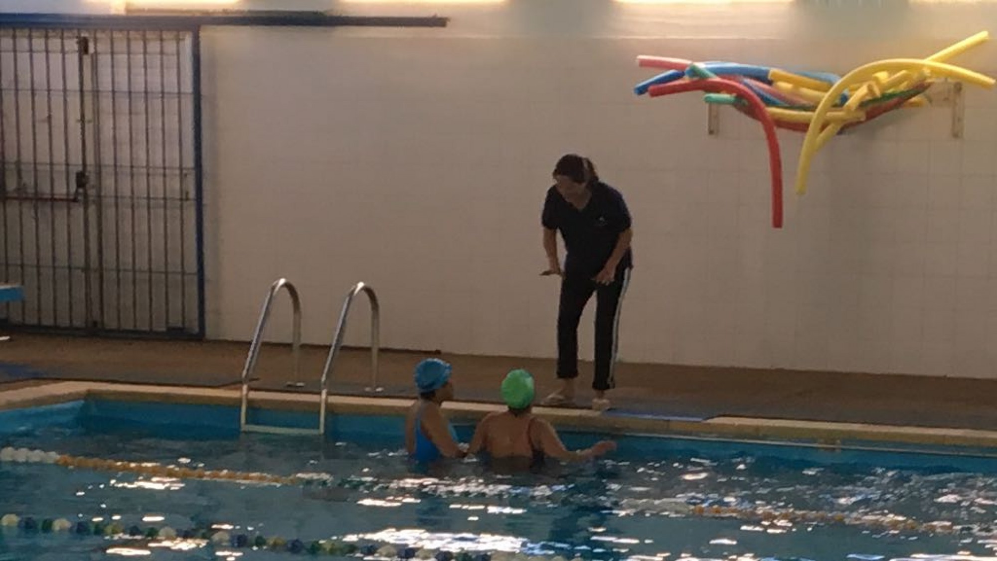 Adolescentes de CIAF aprenden natación.