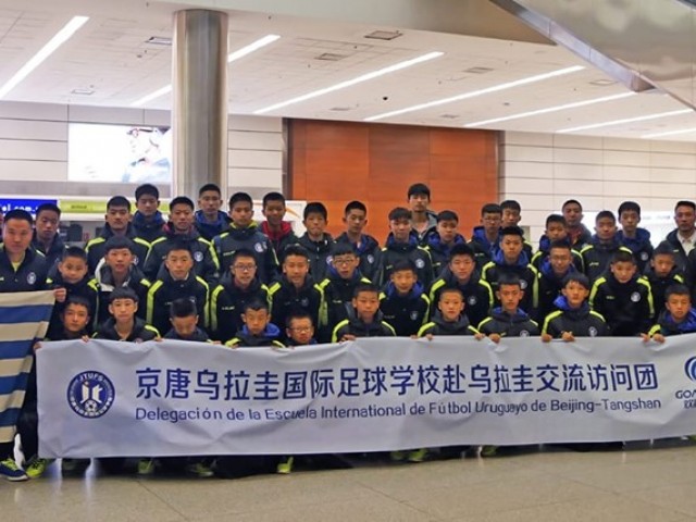 Alcalde de Tangshan-China visitó Uruguay para conocer el modelo de fútbol infantil y juvenil uruguayo