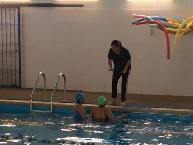 Adolescentes de CIAF aprenden natación.